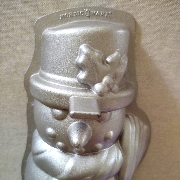 NordicWare ⛄Snowman-Shaped Baking Pan - Picture 4 of 6